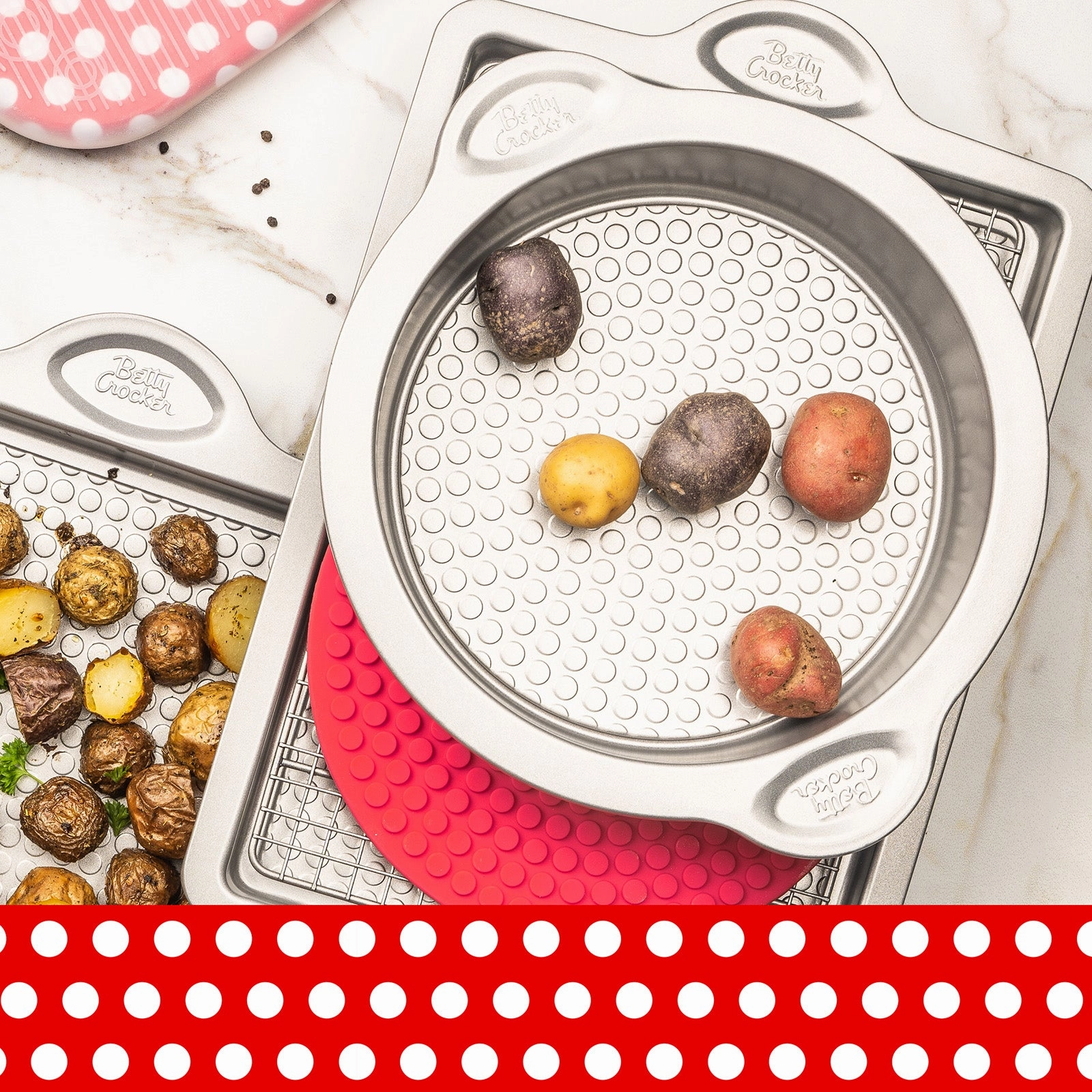 Betty CrockerCarbon Steel 12.5 x 10.5 x 2 Inch Round Cake Pan