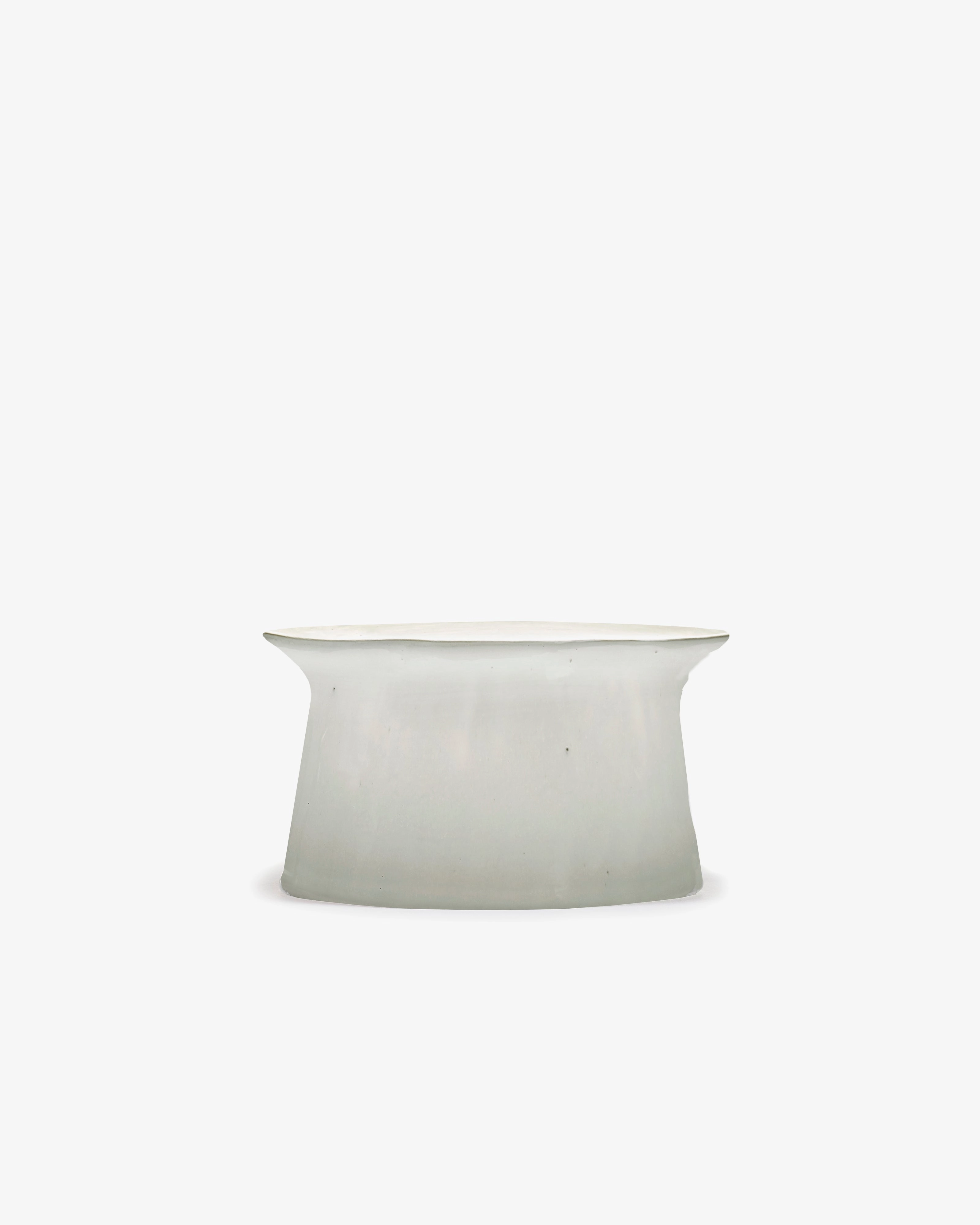 Deep plate large on foot off-white La Mre