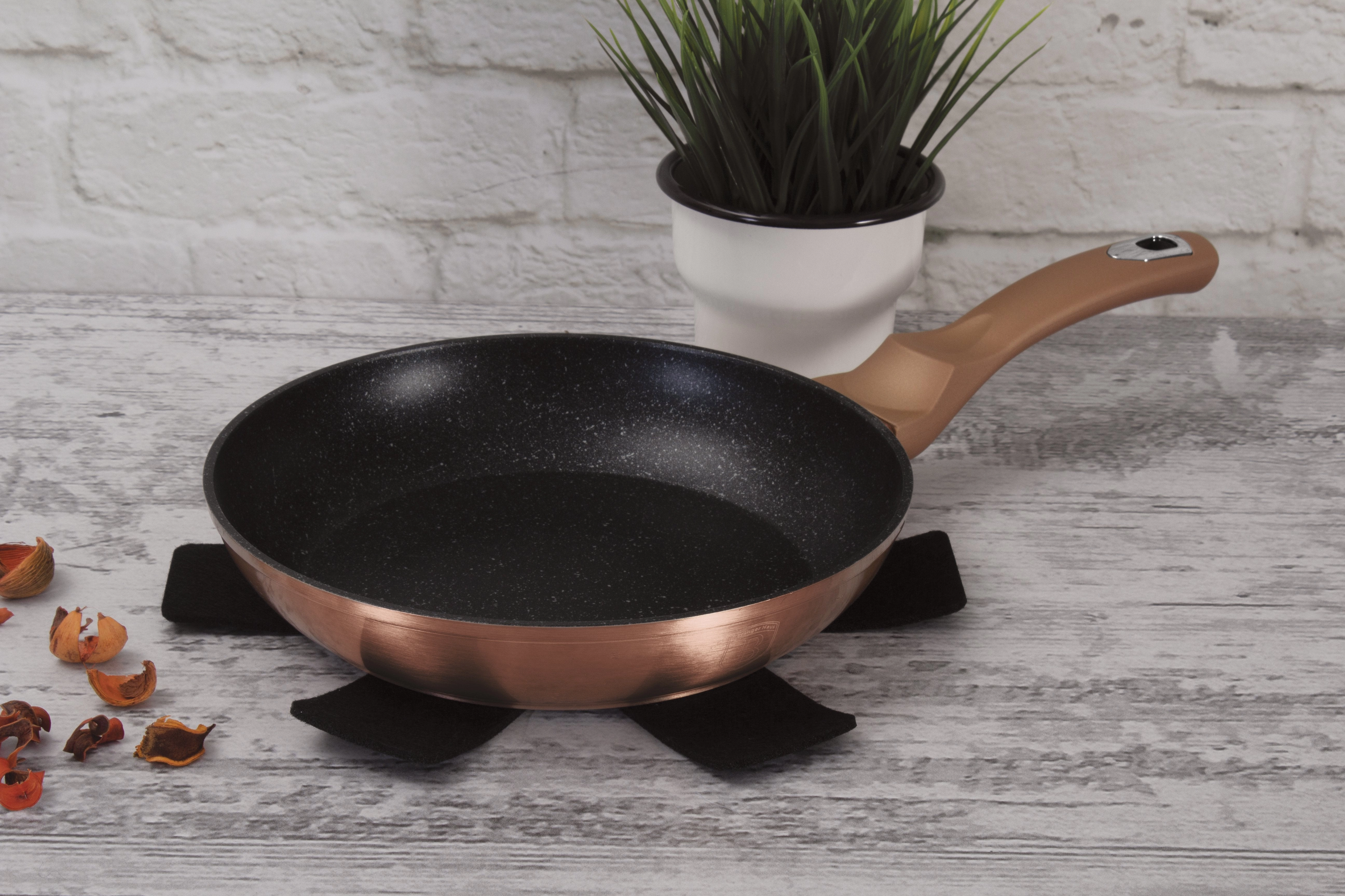 Frypan 9.5 inches w/ Protector Rose Gold Collection
