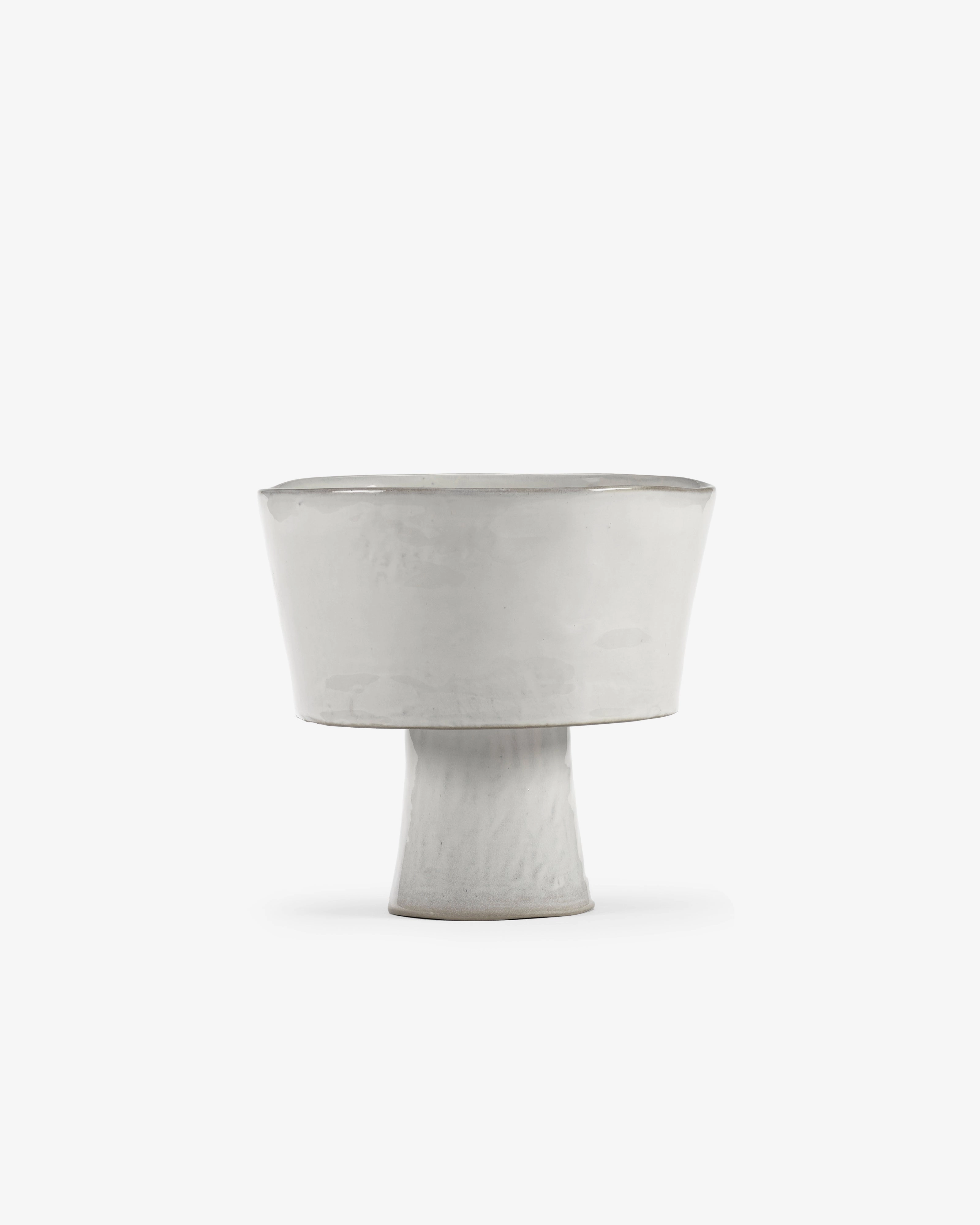 High bowl on foot off-white La Mre