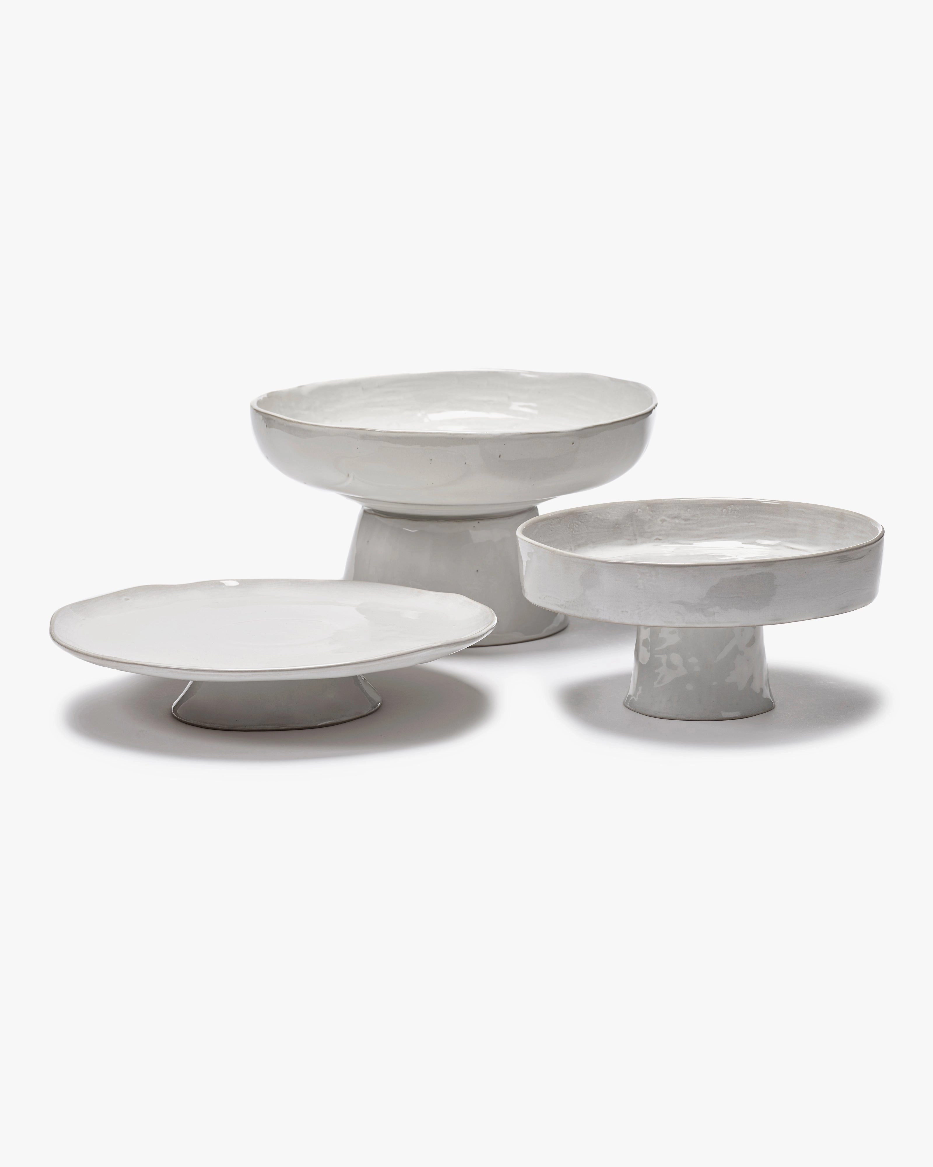 Large plate on foot off-white La Mre