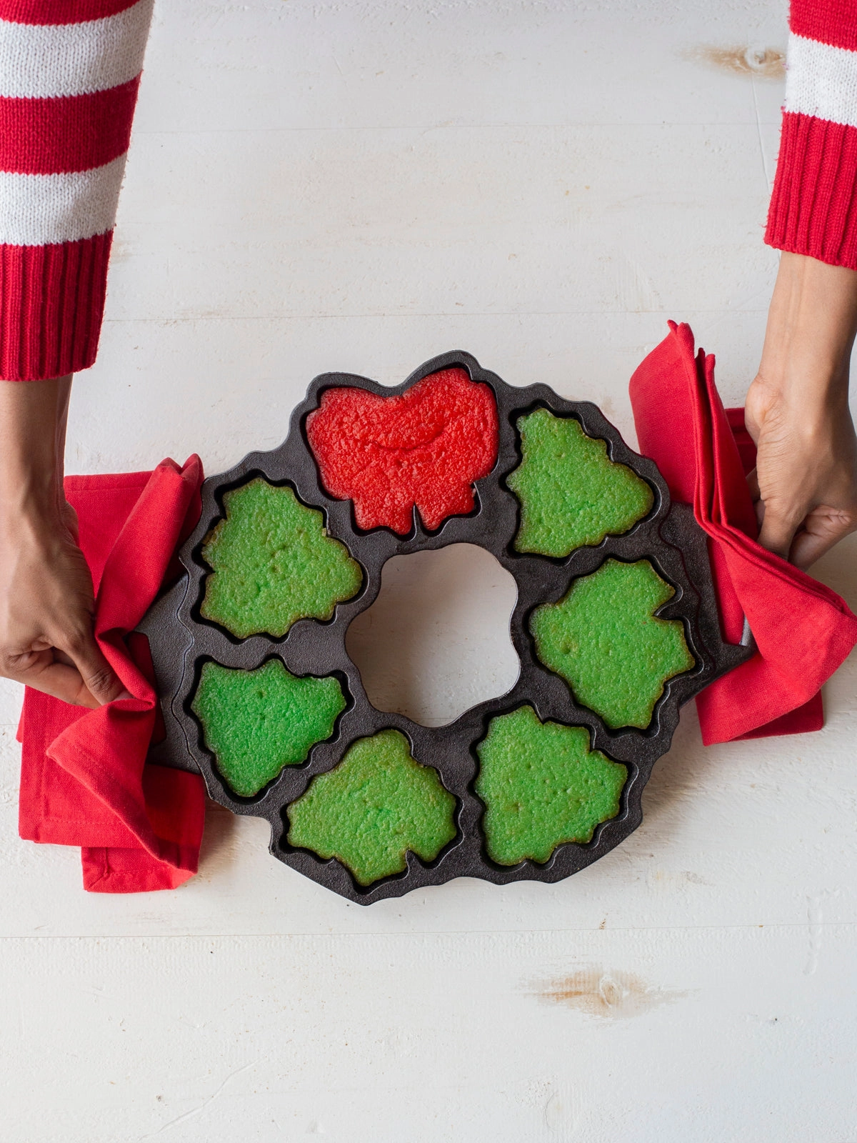 Lodge Cast Iron Holiday Wreath Pan