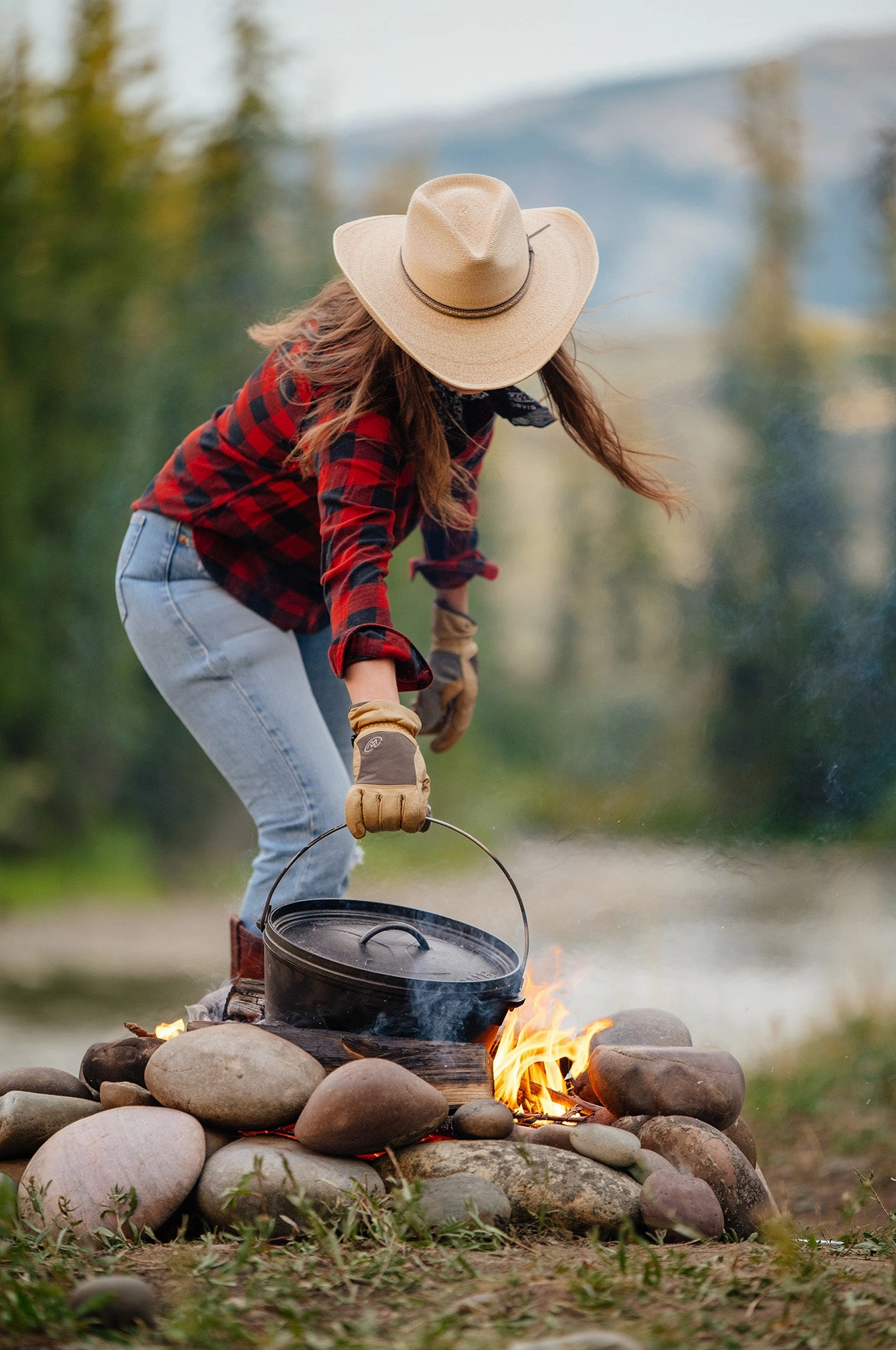 Lodge Yellowstone 8 Quart Seasoned Cast Iron Power Y Deep Camp Dutch Oven, 12 Inch Diameter