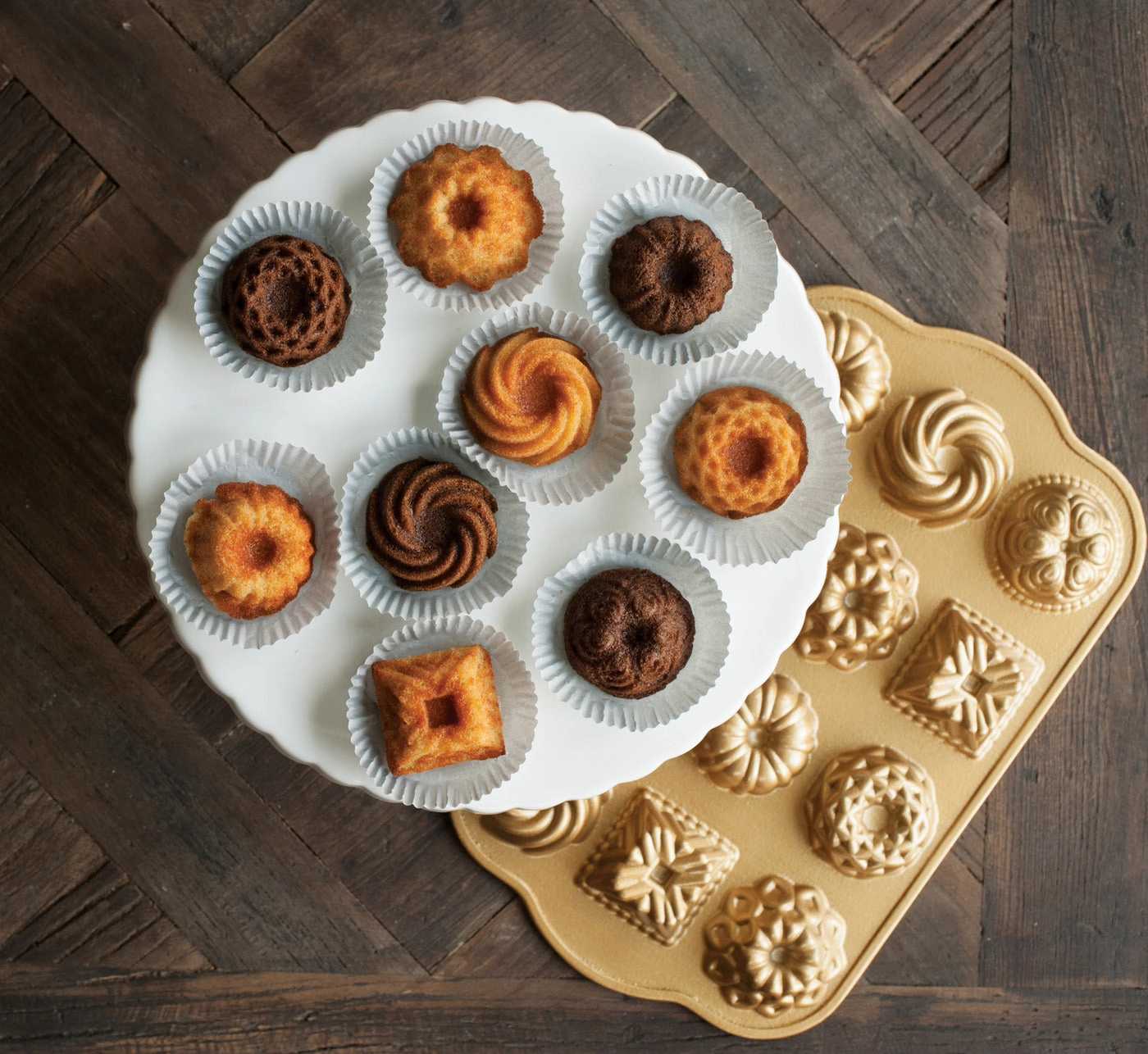 Nordic Ware Cast Aluminum Bundt Charms Pan, 12 Cavity, Gold
