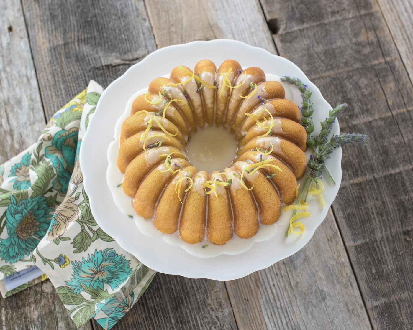 Nordic Ware Cast Aluminum Elegant Party Bundt Pan, Gold