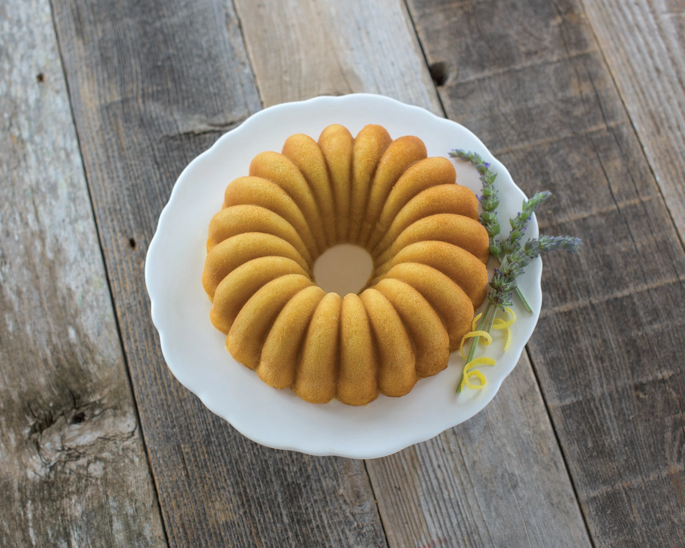 Nordic Ware Cast Aluminum Elegant Party Bundt Pan, Gold
