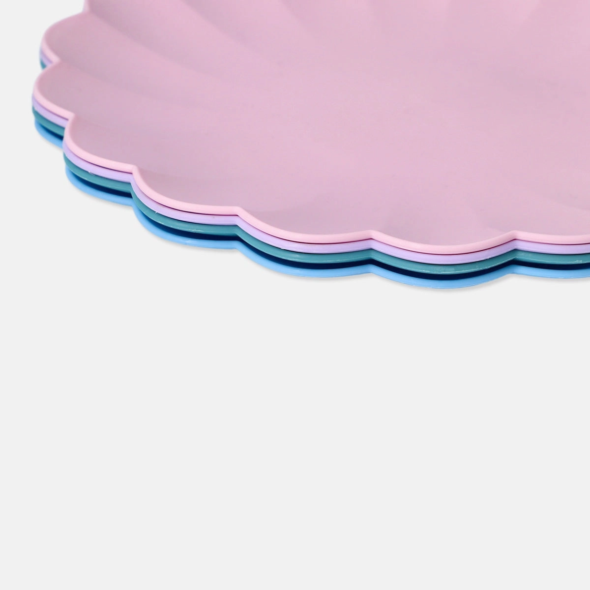 Plastic plates. 4 pcs