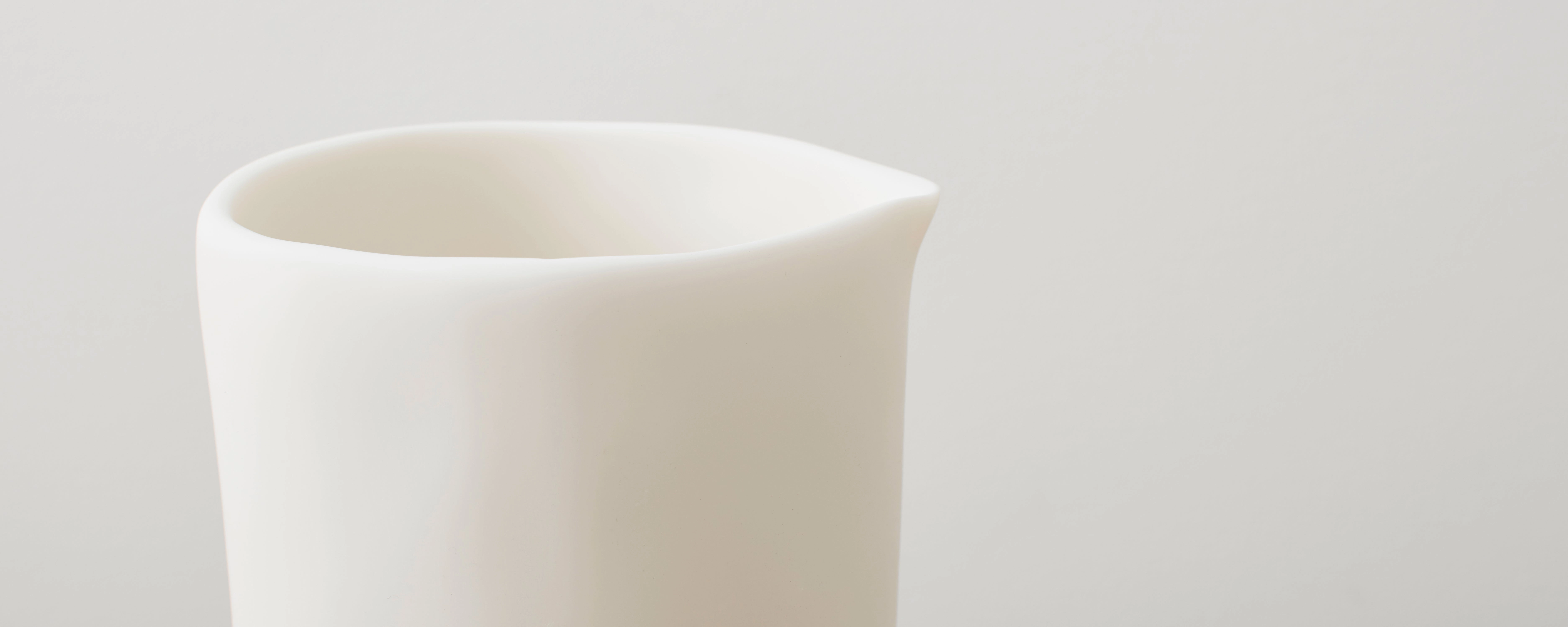 resin pitcher with stirrer - white