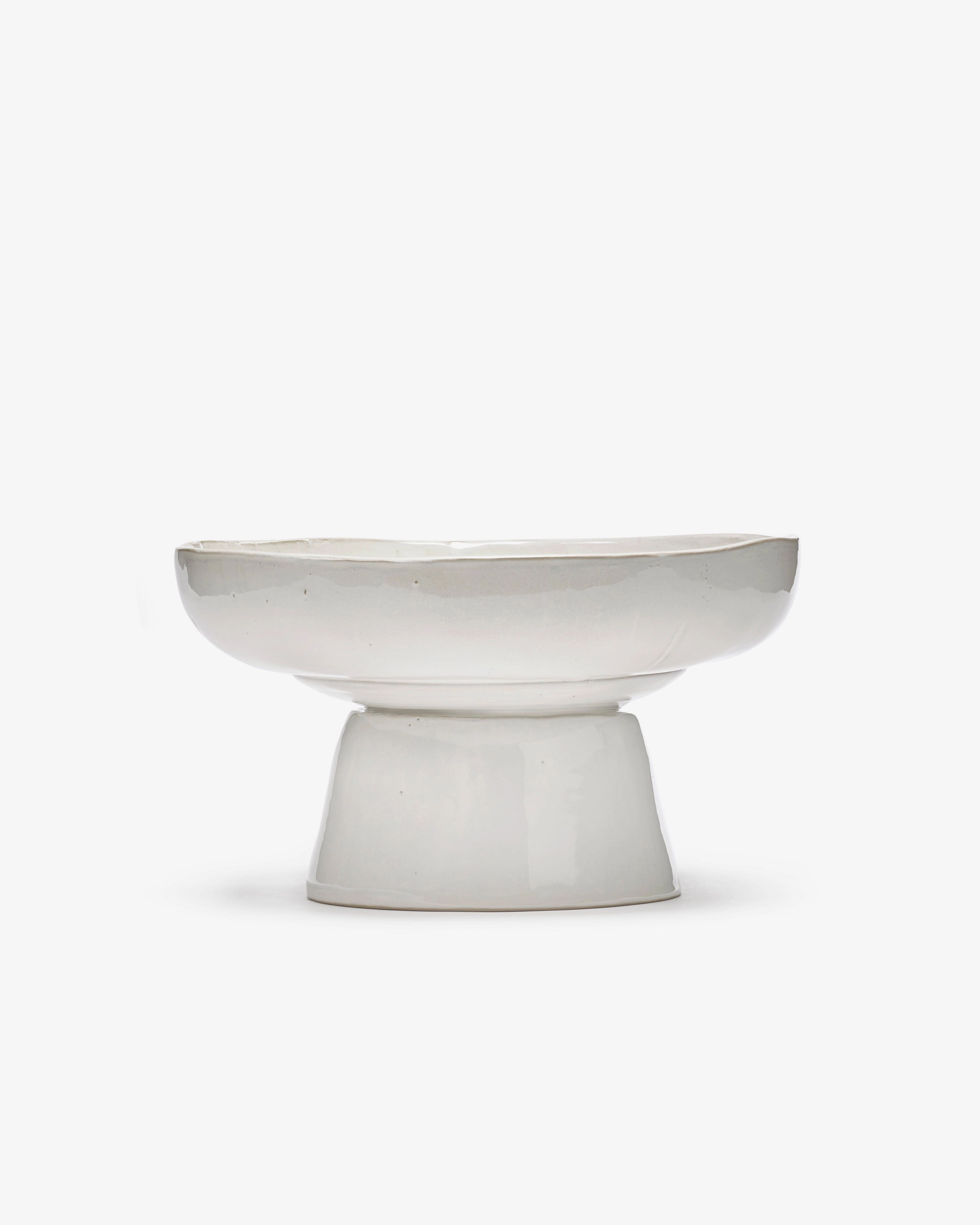 Serving plate on foot off-white La Mre