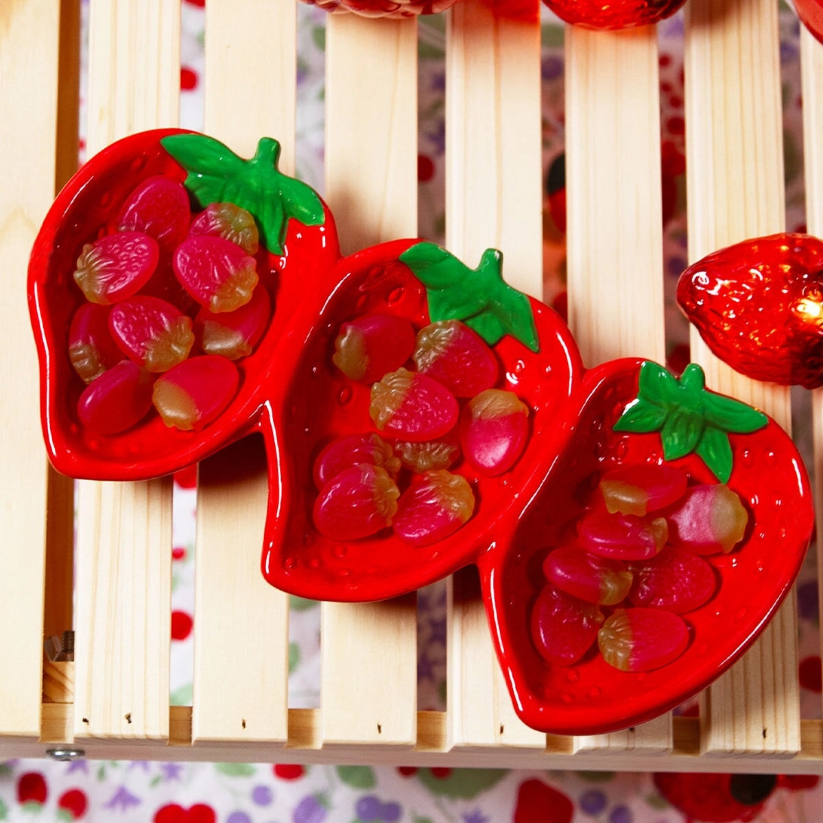 Strawberry serving bowl. 3 pcs
