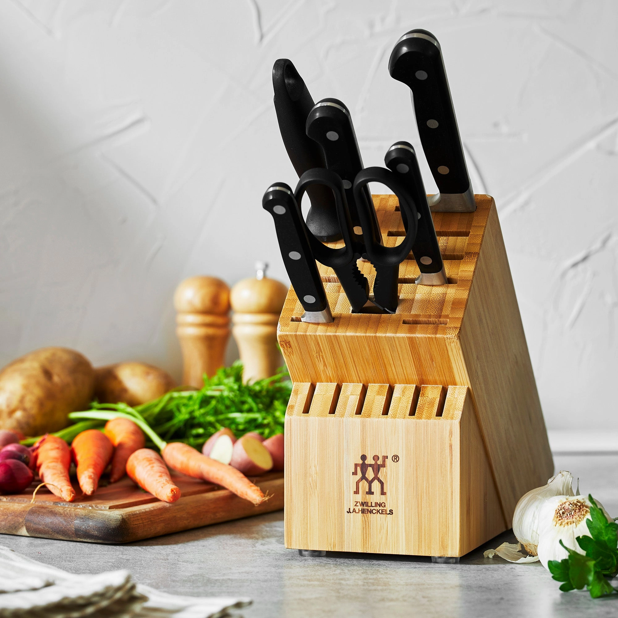 ZWILLING Professional S Knife Set with Block, Chefs Knife, Serrated Utility Knife, 7 Piece, Black